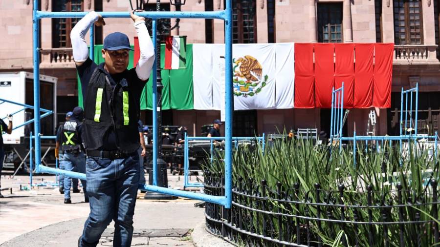 La Plaza de Armas de Saltillo comenzó a ser acondicionada para la celebración del Grito de Independencia.