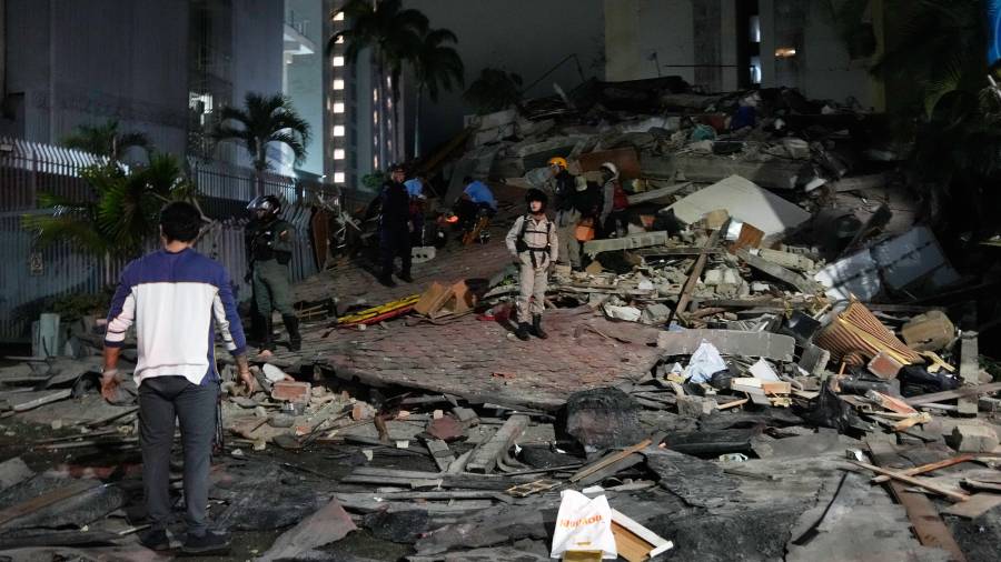 Personas caminan entre los escombros tras un terremoto en Caracas, Venezuela, el miércoles 24 de junio de 2026.