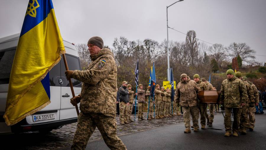 Militares portan el ataúd del soldado voluntario Yukhym Agafontsev, de 22 años, fallecido en un combate contra las tropas rusas, durante una ceremonia de despedida en Kiev, Ucrania.