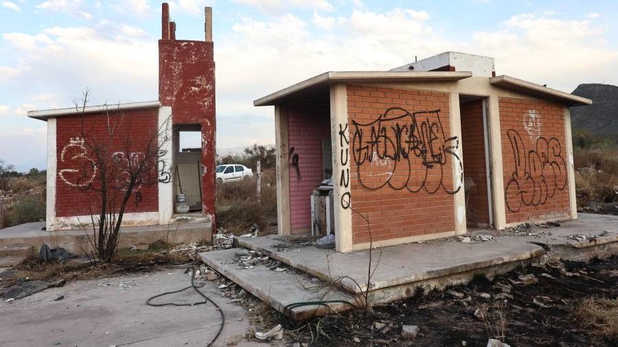 Habitantes señalaron que una primaria federal abandonada desde la pandemia se ha convertido en un foco de basura, incendios y presencia de personas que ingresan al inmueble.