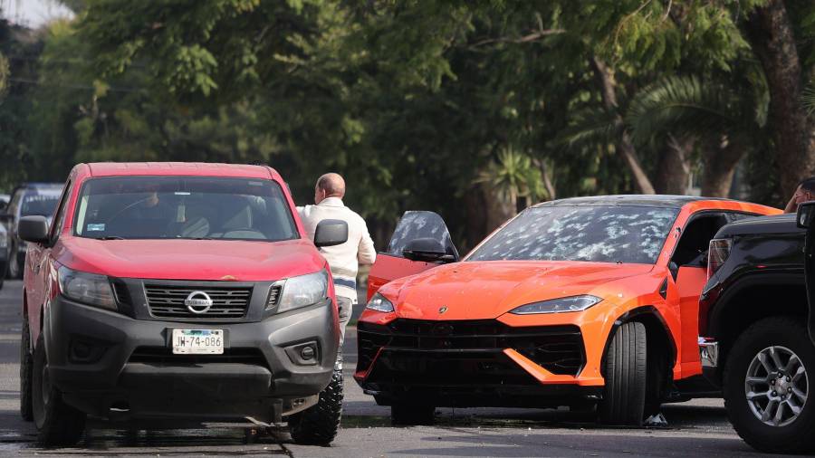 Autoridades de Jalisco informaron que al menos 30 agresores participaron en el ataque del 29 de diciembre contra el comerciante Alberto Prieto Valencia en la colonia Santa Eduwiges; se aseguraron siete vehículos y se investiga la participación del crimen organizado