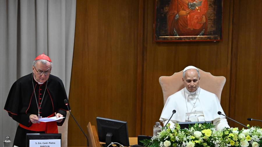 El cardenal Pietro Parolin (i) habla junto al papa León XIV durante la presentación de la primera encíclica del papa, “Magnifica humanitas”, en la Ciudad del Vaticano.