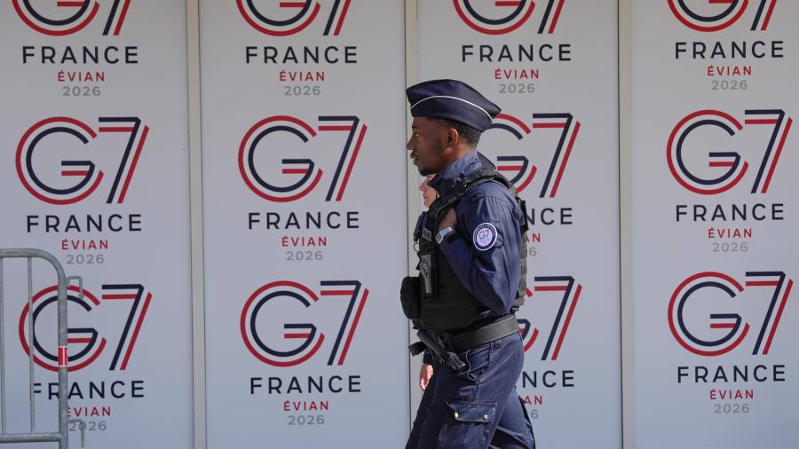 Un agente de policía francés pasa junto a los logotipos del G7 en Evian-les-Bains, al este de Francia, el jueves 11 de junio de 2026, antes de la cumbre del G7 prevista del 15 al 17 de junio.