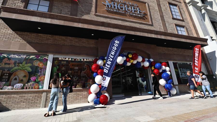 La nueva tienda inició operaciones en el número 470 de la calle Victoria, en el Centro de la ciudad.