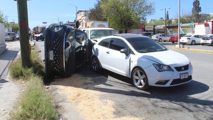 La intersección de Abasolo y Simón Bolívar quedó cerrada tras la carambola que involucró a cinco vehículos.