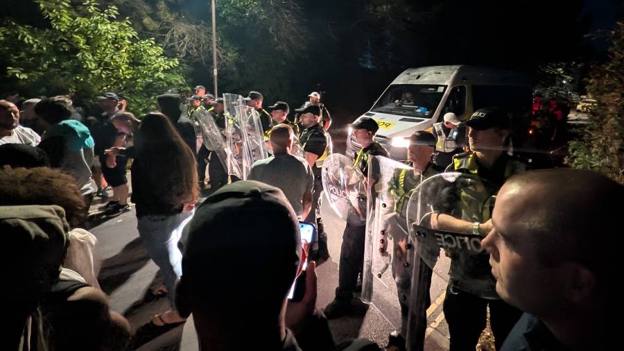 Policías forman una línea para bloquear el paso de manifestantes cerca de Eastney Beach, en Portsmouth, Inglaterra, el domingo 6 de septiembre de 2026.