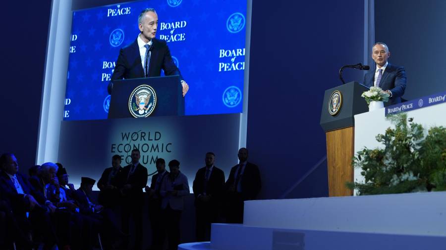 El miembro de la junta directiva, Nickolay Mladenov, habla tras la firma de la carta constitutiva de la Junta de Paz durante la Reunión Anual del Foro Económico Mundial en Davos, Suiza.