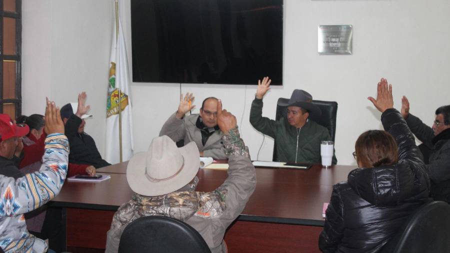 Representantes ciudadanos y autoridades municipales durante la instalación del Copladem en Candela.