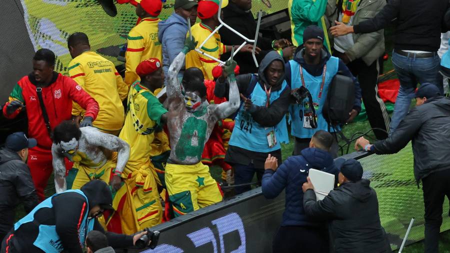 La protesta senegalesa provocó la interrupción del encuentro en la recta final.
