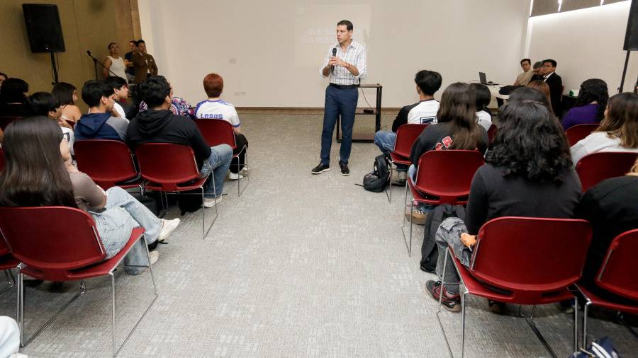 El rector de la UAdeC, Octavio Pimentel Martínez, impartió la charla “Resiliencia” ante estudiantes del IDEA.
