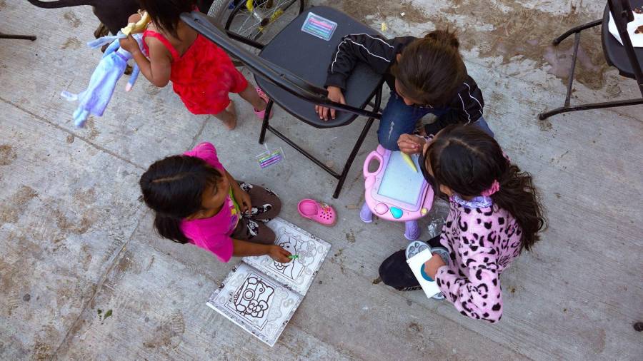 Niños migrantes jugando en campamentos para menores migrantes.