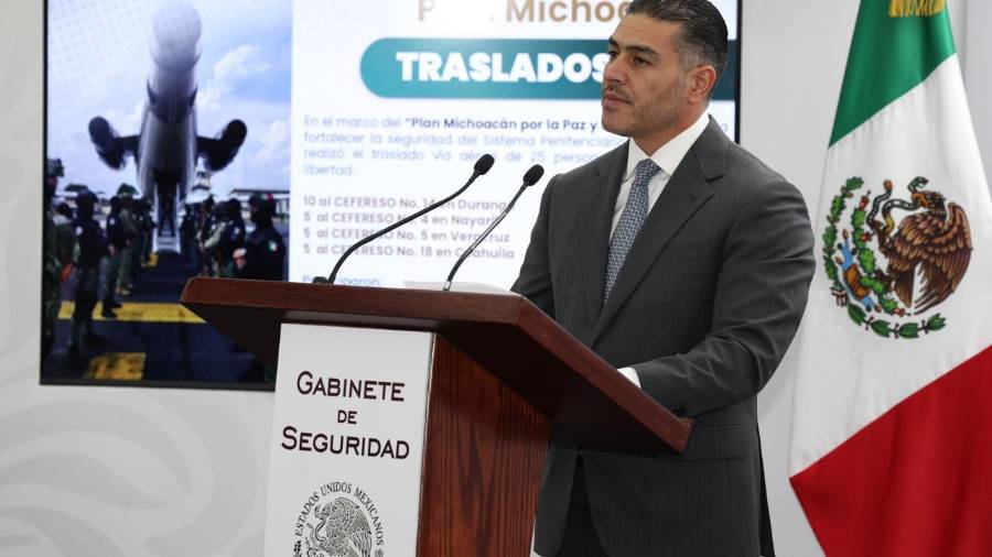 Para reducir riesgos de motines, reagrupamiento criminal e inestabilidad en penales estatales, 25 reos considerados de alta peligrosidad fueron trasladados de centros penitenciarios de Michoacán a prisiones federales, informó Omar García Harfuch.