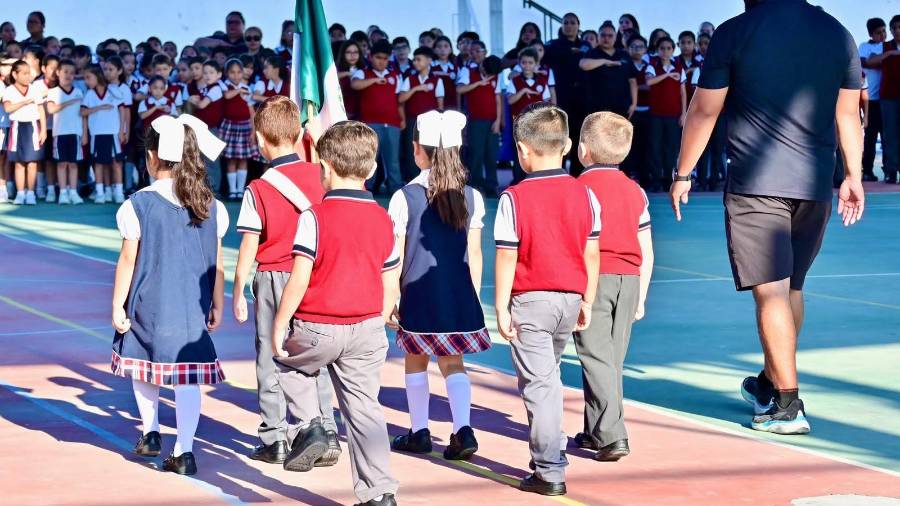 Autoridades municipales y estudiantes del Colegio María Montessori participaron en la ceremonia por el 179 aniversario de la Gesta Heroica de los Niños Héroes.