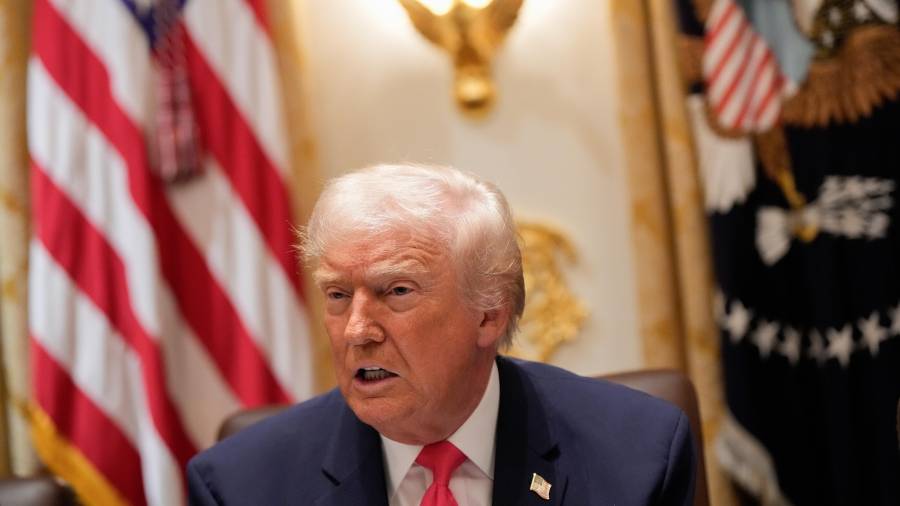 El presidente Donald Trump habla durante una reunión de gabinete en la Casa Blanca en Washington.