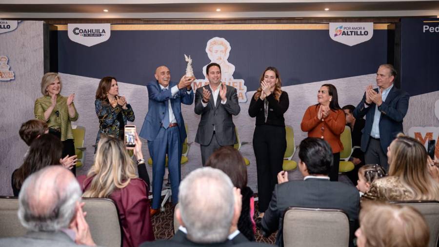 A inicios de diciembre, el Alcalde entregó la Presea Manuel Acuña 2025 al productor y realizador audiovisual Pedro Torres Castilla