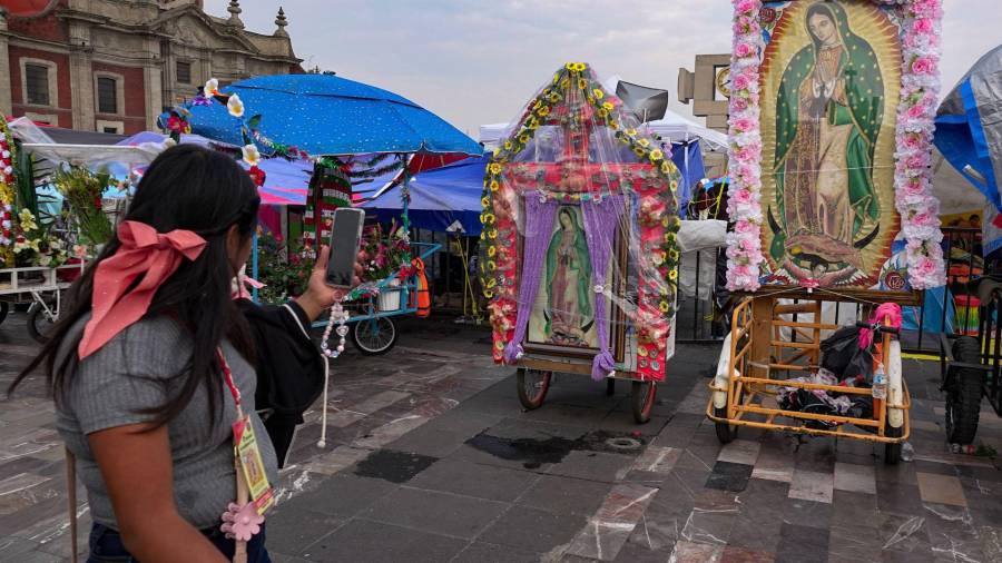 Peregrinos comienzan a hacerse presentes en la Basílica de Guadalupe. FOTO: ROGELIO MORALES /CUARTOSCURO.COM