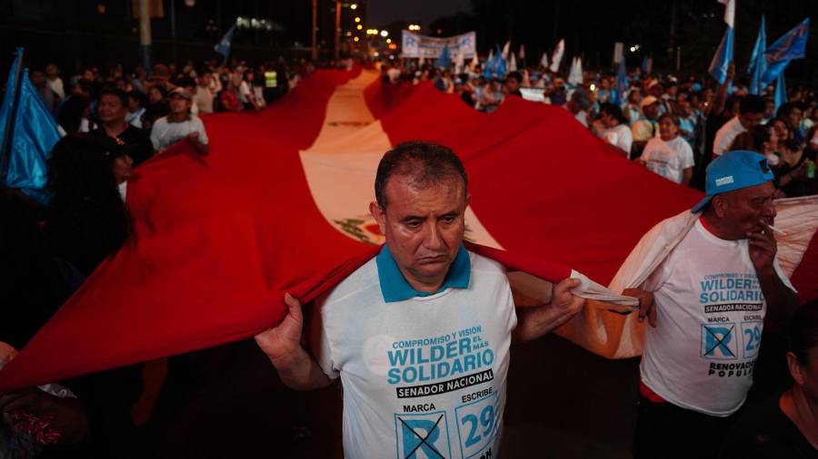 Simpatizantes de Renovación Popular durante una manifestación política en Lima, en el contexto de la reciente jornada electoral marcada por las fallas logísticas.