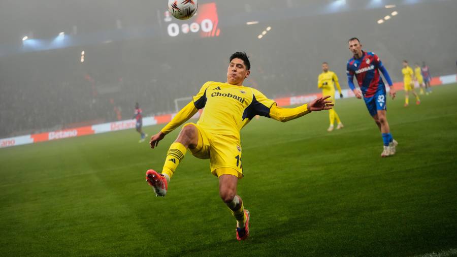 Pese a recibir tarjeta amarilla, Edson Álvarez completó los 90 minutos en la contención del Fenerbahce, sosteniendo al equipo en un duelo físico y de alta presión en la Europa League.