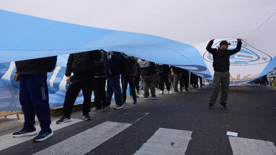 Manifestantes protestan frente al Ministerio de Economía para exigir al Gobierno que tome medidas ante la crisis de la deuda de los hogares en Buenos Aires, Argentina, el jueves 20 de agosto de 2026.