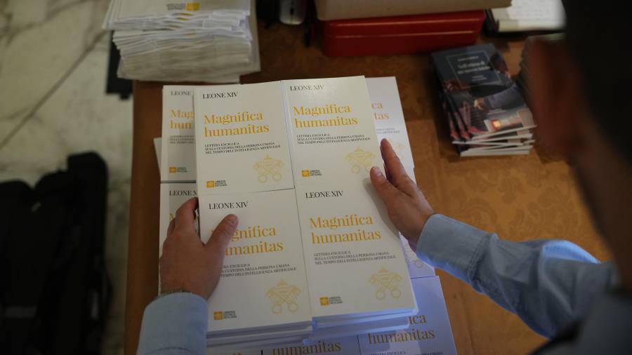 El lunes 25 de mayo de 2026 se distribuyeron en el Vaticano ejemplares de la primera encíclica del Papa León XIV, “Magnifica humanitas: Sobre la protección de la persona humana en tiempos de inteligencia artificial”.