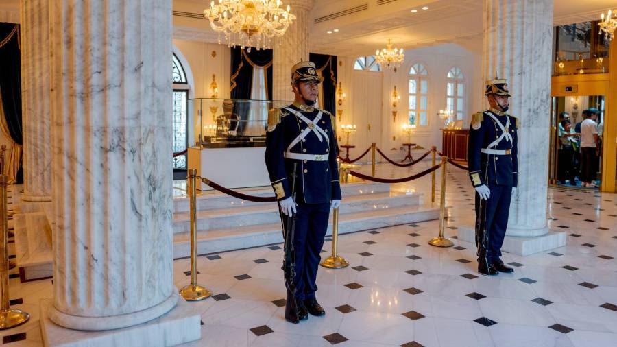 El mandatario hizo gala de un estilo marcial, dejando de lado su casual atuendo civil