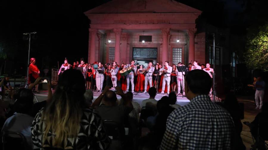 La Compañía de Ópera de Saltillo y el Mariachi Sol de América interpretaron el espectáculo Del Amor y Otros Pesares ante decenas de familias en la Alameda Zaragoza.
