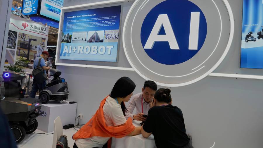 Aendedores de robots con AI esperan la llegada de clientes en la 137ma Feria de Cantón en Guangzhou, en la provincia de Guangdong en el sur de China, el 16 de abril de 2025.