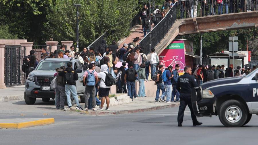 Mientras el contingente estudiantil toman las calles, elementos de la Policía Municipal hace acto de presencia para resguardar el orden y vigilar el desarrollo de la huelga.
