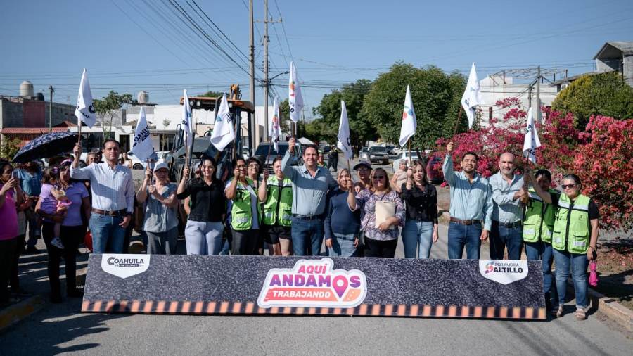 Autoridades municipales y vecinos dieron inicio a los trabajos de recarpeteo en el fraccionamiento Oceanía Bulevares.