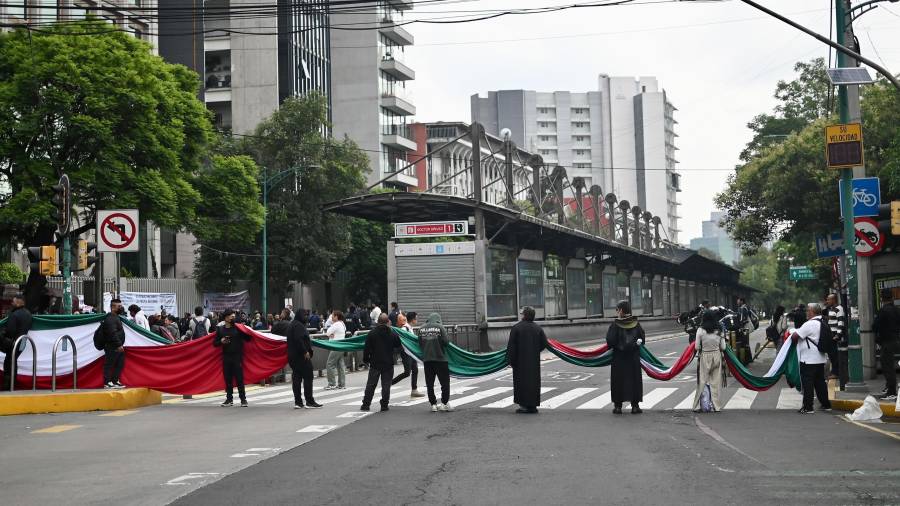 Una centena de jueces y magistrados en retiro iniciaron esta mañana una marcha del Monumento a la Revolución al Senado.