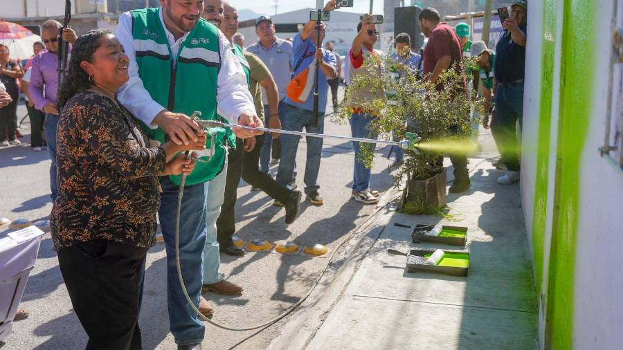 El programa “Enchúlame la Casa” permitió la rehabilitación de fachadas en más de mil 800 viviendas de Ramos Arizpe durante 2025.
