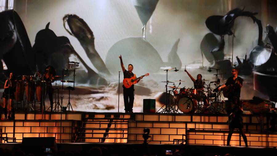 El cantautor español puso a cantar a los saltillenses en el Estadio Francisco I. Madero con sus grandes éxitos.