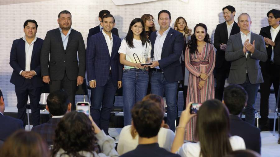 El grupo Jóvenes con Valor recibió el reconocimiento en Logro Social por su campamento de verano gratuito para personas con discapacidad.