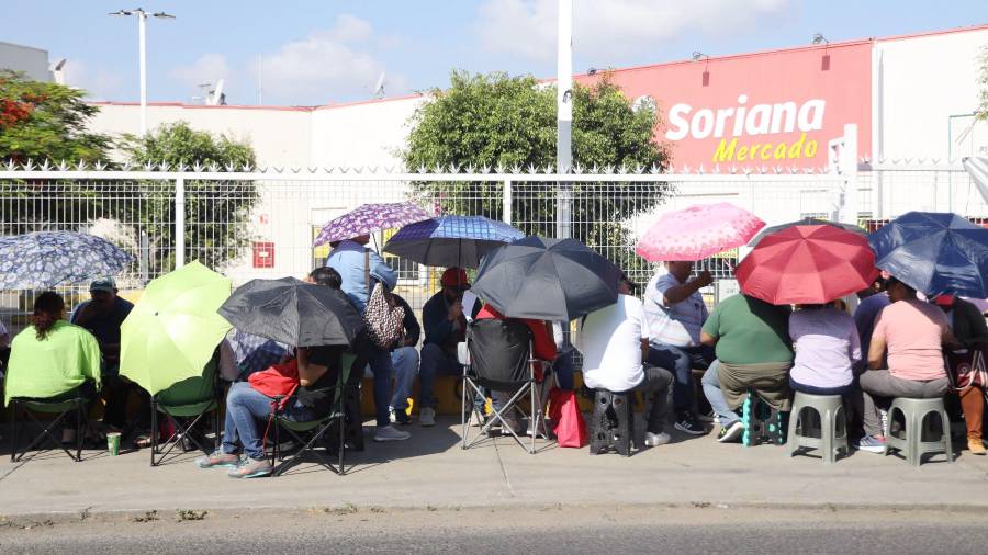 En Oaxaca, integrantes de la Sección 22 iniciaron un bloqueo generalizado en los centros comerciales y tiendas departamentales.