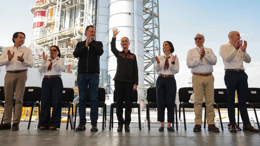 Agradeció el trabajo de las y los trabajadores de la CFE, a quienes reconoció por su entrega durante contingencias provocadas por fenómenos naturales.
