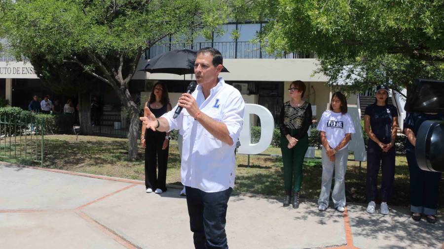 El rector Octavio Pimentel Martínez encabezó la inauguración de las nuevas jardineras en la explanada de Camporredondo.