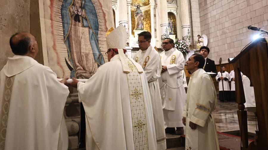La réplica de la tilma fue entronizada y estuvo en contacto con la original como signo espiritual.