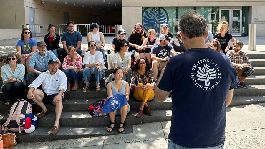 “El Instituto de la Paz de Estados Unidos durante una celebración improvisada en la escalinata de la sede del organismo”, informó AP.