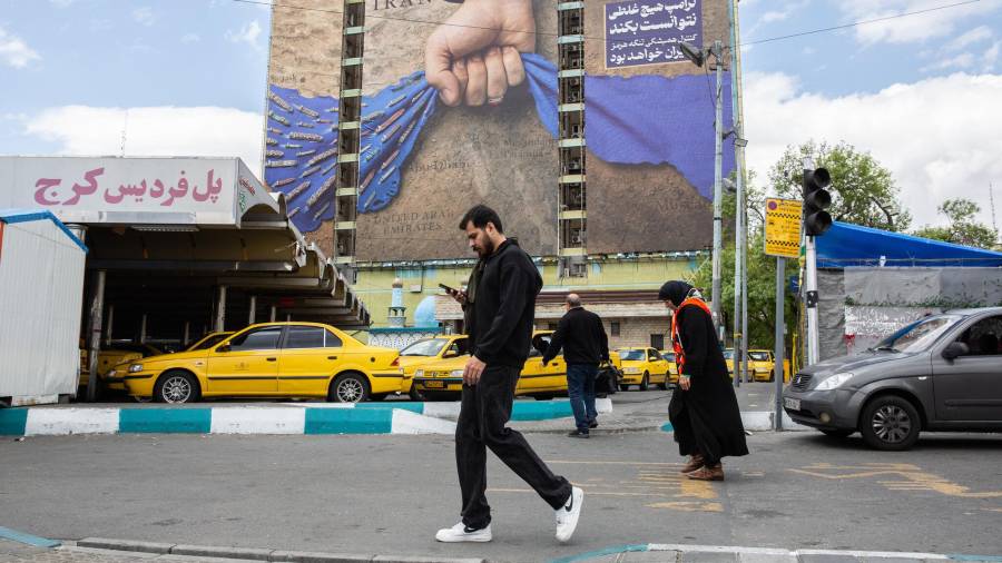 El control eterno del estrecho de Ormuz pertenece a Irán, la imagen de un brazo con la bandera iraní controlando el estrecho simboliza la determinación del régimen frente al anunciado bloqueo estadounidense.