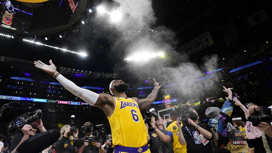 La historia, se haría presente faltando 10 segundos del tercer cuarto.