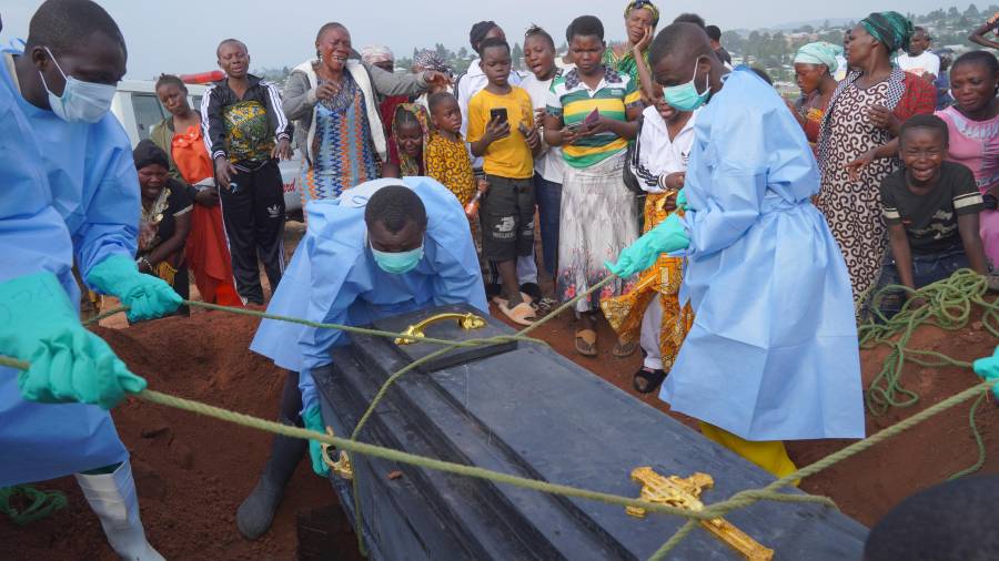 El entierro de una víctima del ébola en Bunia, provincia de Ituri, República Democrática del Congo, el 11 de agosto del 2026.