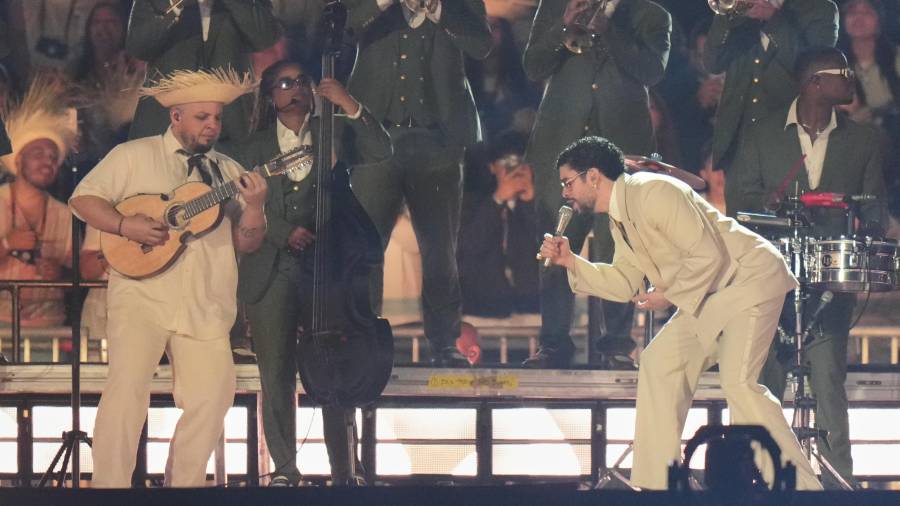 Fiesta. El puertorriqueño convirtió su show en una fiesta inolvidable al invitar a Julieta Venegas al escenario y recibir a Salma Hayek entre el público.