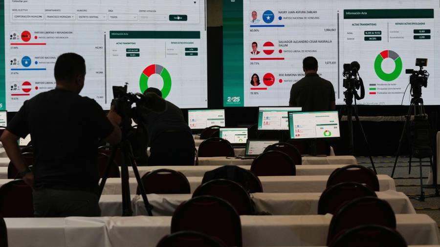 Las pantallas muestran los resultados del recuento de votos en curso de las elecciones presidenciales del domingo en las instalaciones del Consejo Nacional Electoral en Tegucigalpa, Honduras.