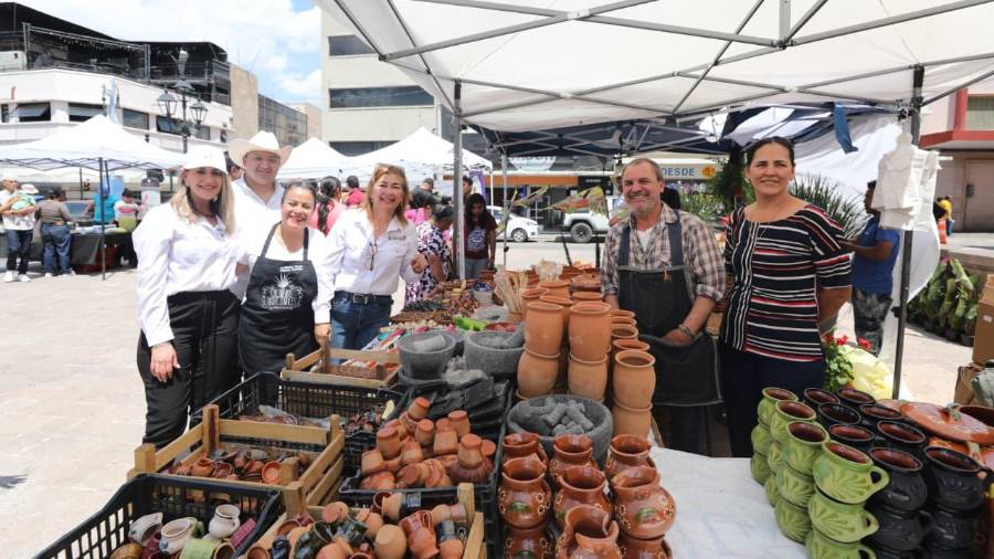 Artesanos locales ofrecen textiles, sarapes y piezas de barro como parte de la oferta cultural del festival.