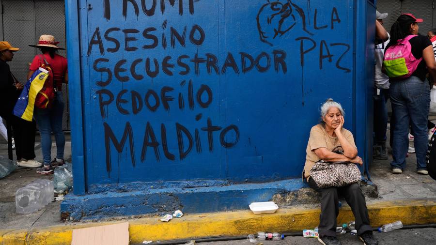 Un mural en Caracas refleja la retórica de la red “Portal Kombat”, calificando las acciones estadounidenses como criminales.