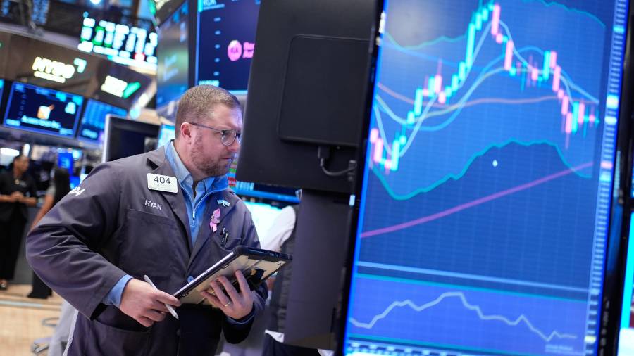 Ryan Falvey trabaja en el parqué de la Bolsa de Valores de Nueva York.