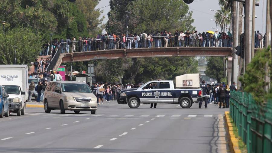 El bloqueo sobre el Bulevar Venustiano Carranza se mantiene mientras los estudiantes consolidan su pliego petitorio para presentarlo a las autoridades.