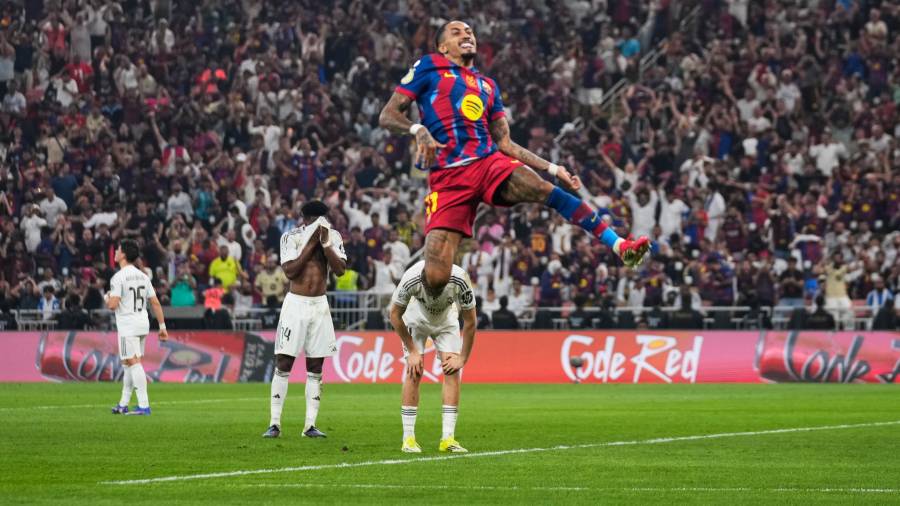 Raphinha celebra uno de sus goles en la final de la Supercopa de España ante el Real Madrid.