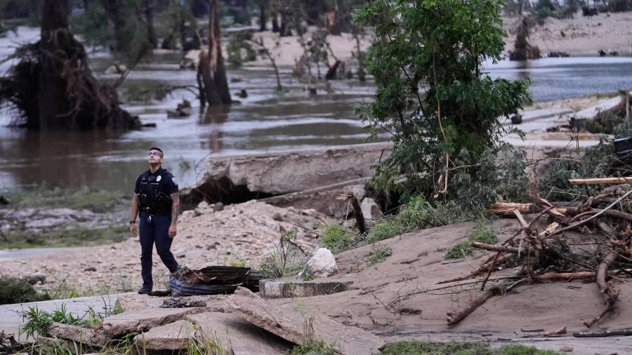Un policía a orillas del Río Guadalupe, en Kerrville, Texas, tras las tormentas allí, el 17 de julio del 2026.