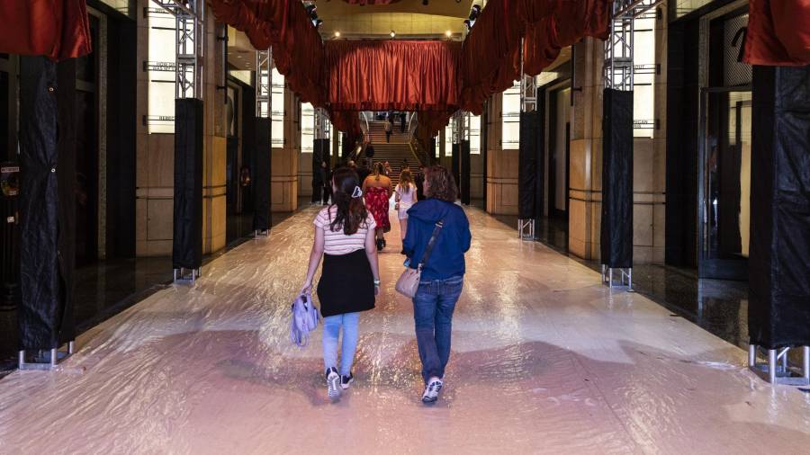 El champán de la alfombra contrasta con el rojo oscuro de las cortinas, el blanco de las columnas del teatro de la decoración, que se completa con las icónicas estatuillas.